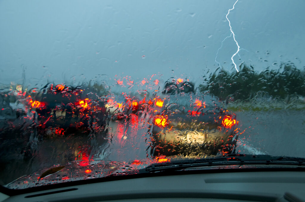 Consejos esenciales para una conducción segura bajo la lluvia