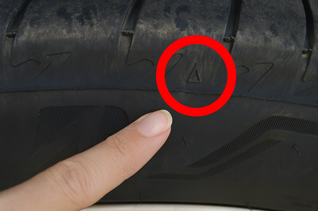 Triángulos en los neumáticos: la señal que puede salvarte de una multa y de un accidente