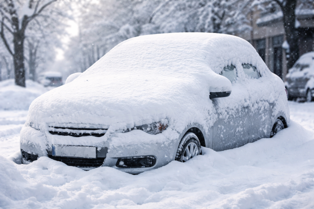 Cómo limpiar la nieve del coche correctamente y evitar una multa de 200 euros