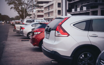 ¿Qué hacer si golpean tu coche aparcado?